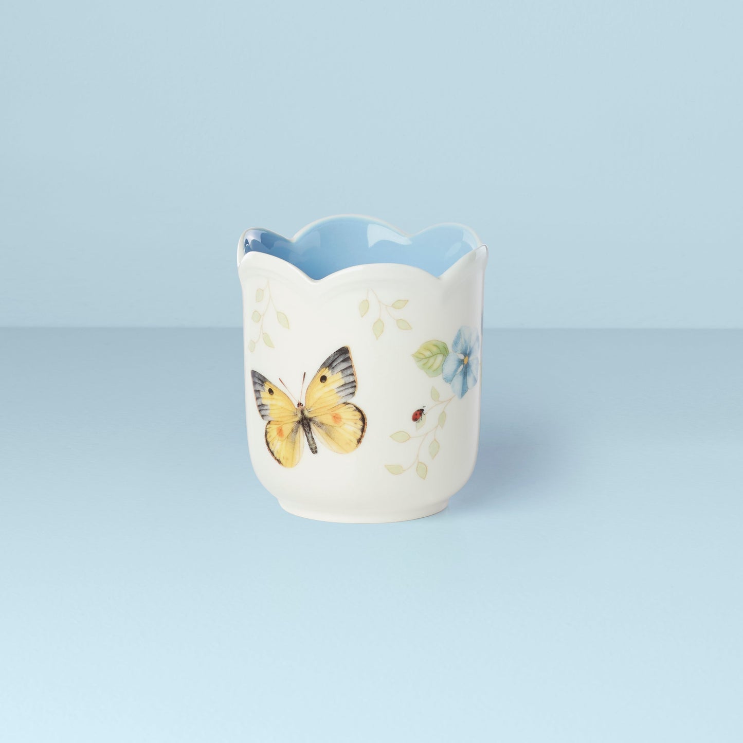 Butterfly Meadow Scalloped Blue Geranium Candle